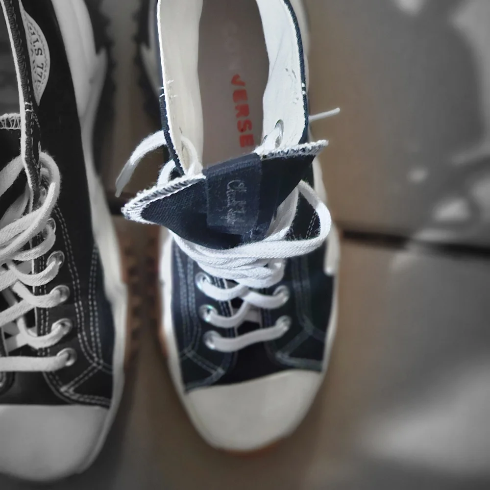 Converse Black and White High-Top Sneakers 8 Mens 9.5 Womens - Picture 2 of 8